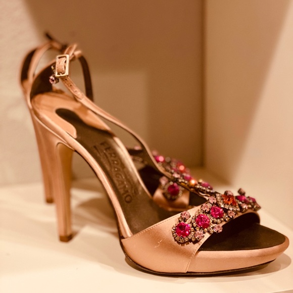 *NEW*SALVATORE FERRAGAMO -pink crystal satin shoes - Picture 3 of 6
